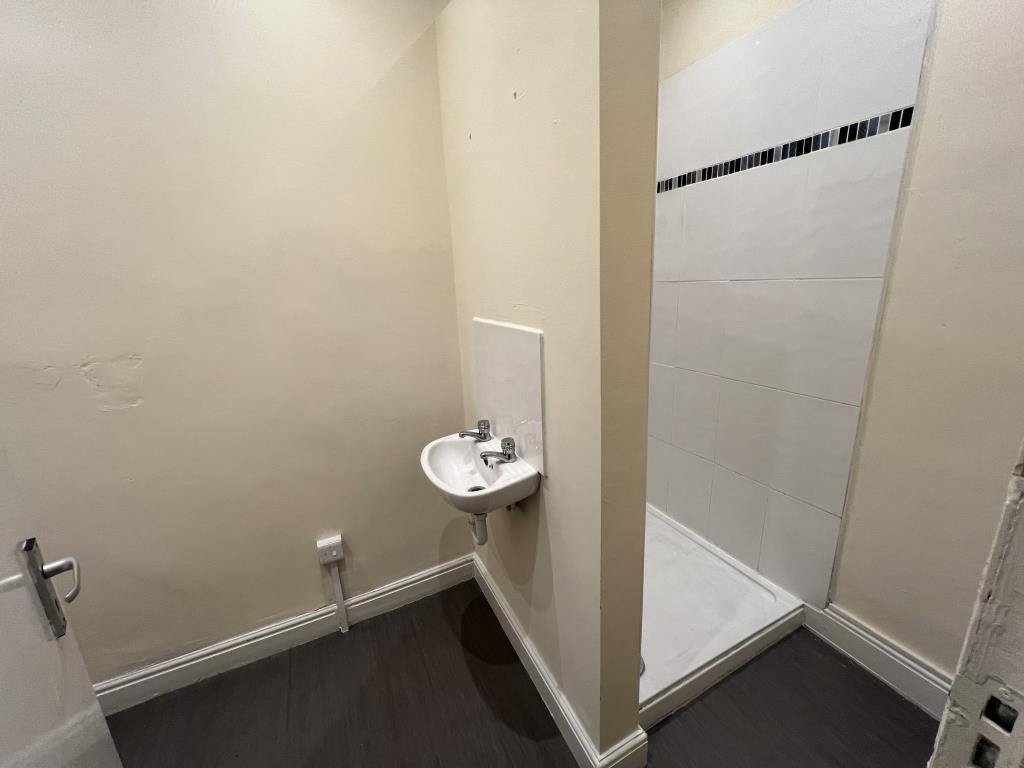 Lot: 41 - THREE STOREY COMMERCIAL PROPERTY - Shower room -wc on the first floor